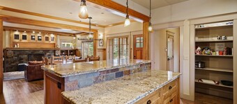 Awbrey - Amazing! Steps to Downtown & River, Gorgeous, Newer, A/C