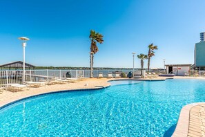 Alberca techada y alberca climatizada