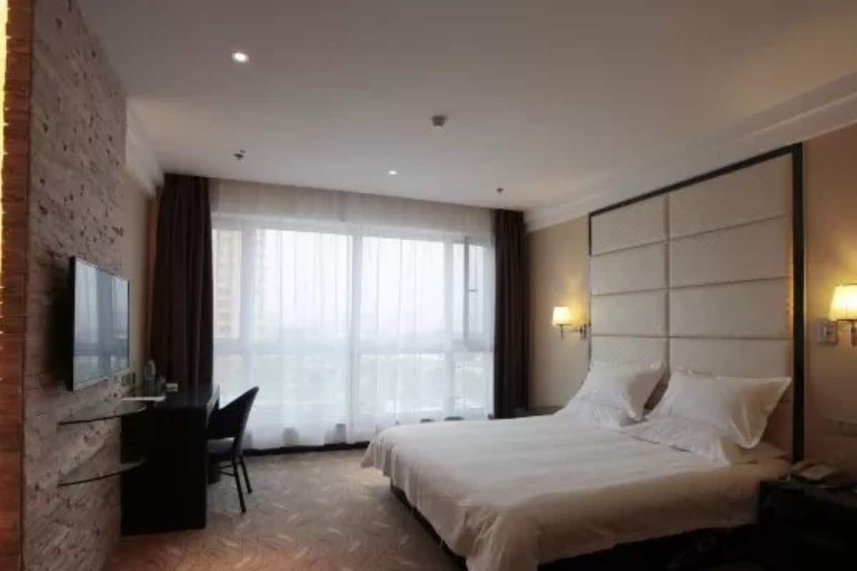 Superior Double Room | Desk, blackout drapes, WiFi (free)