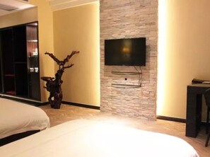 Standard Twin Room | Desk, blackout drapes, free WiFi
