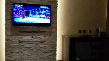 Family Room | Desk, blackout drapes, free WiFi