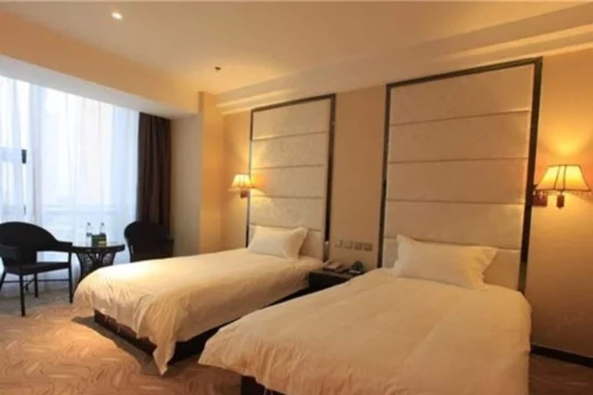 Standard Twin Room | Desk, blackout drapes, WiFi (free)