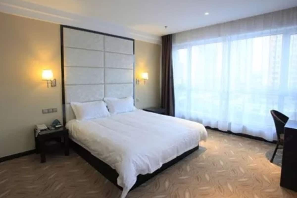 Deluxe Double Room | Desk, blackout drapes, WiFi (free)
