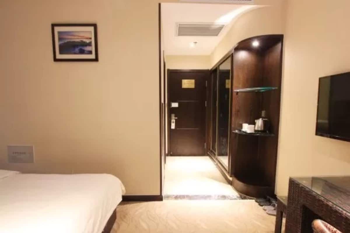 Standard Double Room | Desk, blackout drapes, WiFi (free)