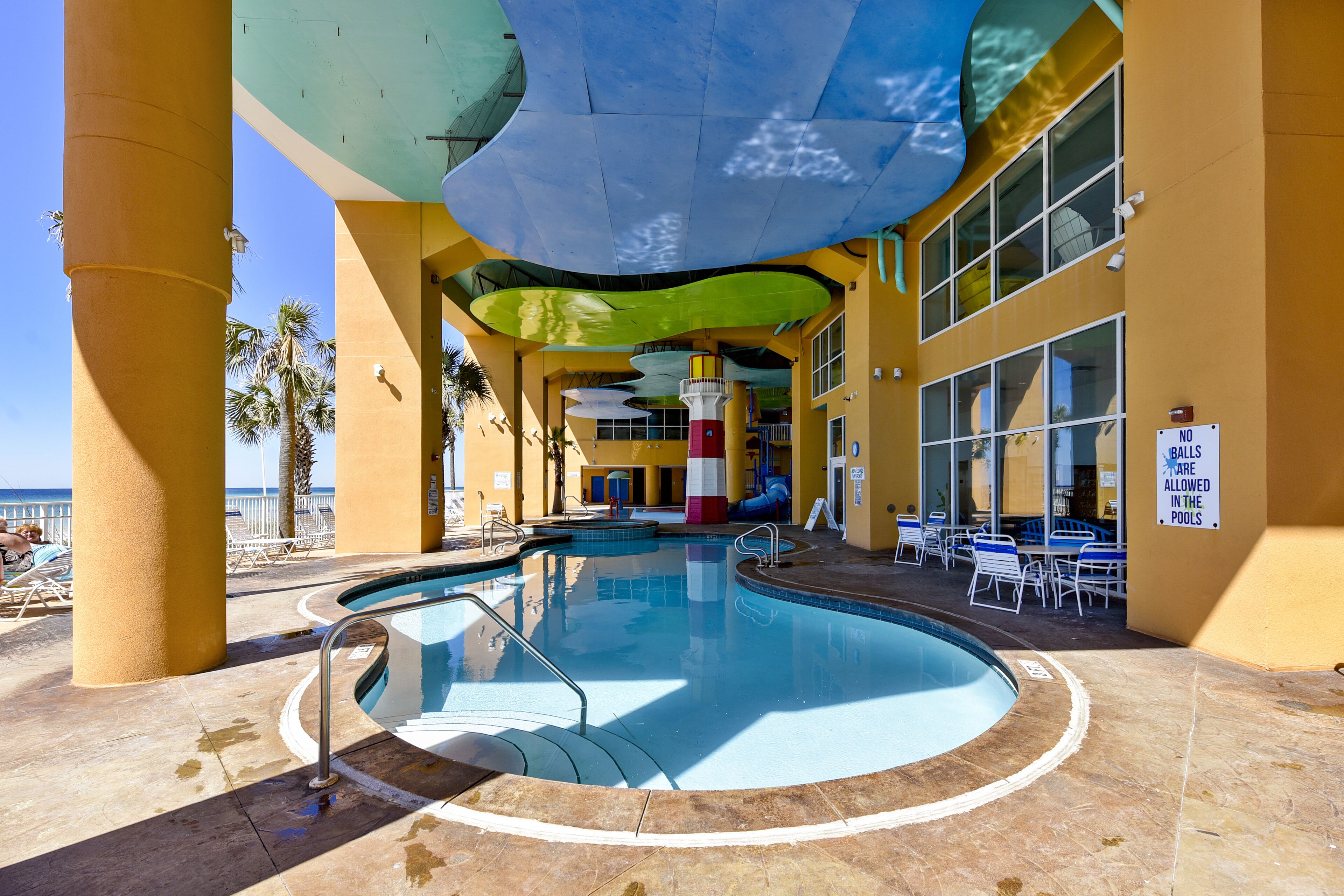 Una piscina cubierta, una piscina climatizada