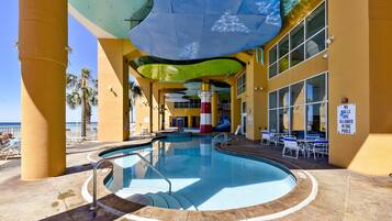 Una piscina cubierta, una piscina climatizada