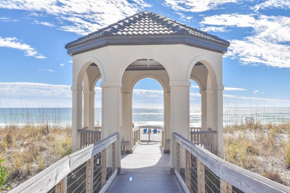 Property grounds - Spacious Lakefront Retreat w/ Pool and Beach Access! 🏖️ (Destin)