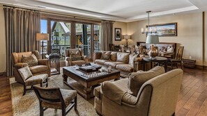 Smart TV, caminetto, studio