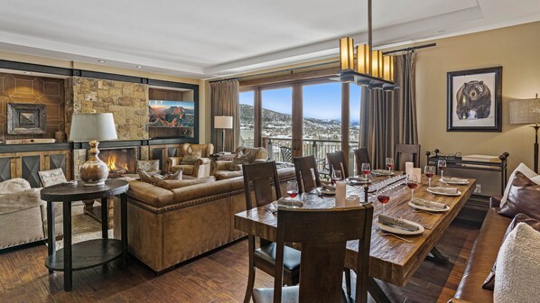 Smart TV, chimenea, oficina