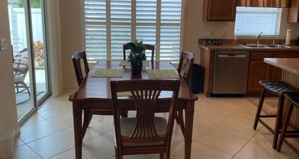 Kaunis 3 bdrm / 2 kylpy Villa järvellä Sumter Landing w / Golf Cart & WiFi