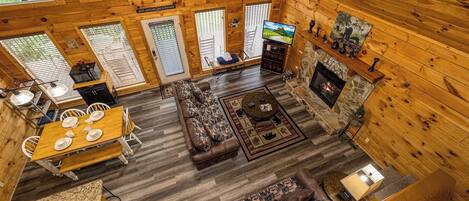 Una Smart TV, una chimenea, libros