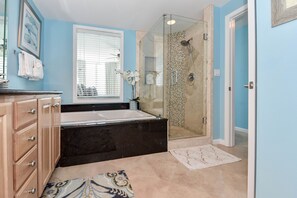 Combined shower/bathtub, jetted bath, hair dryer, towels - Updated Gulf Coast decor w/beachfront private balcony (Destin)