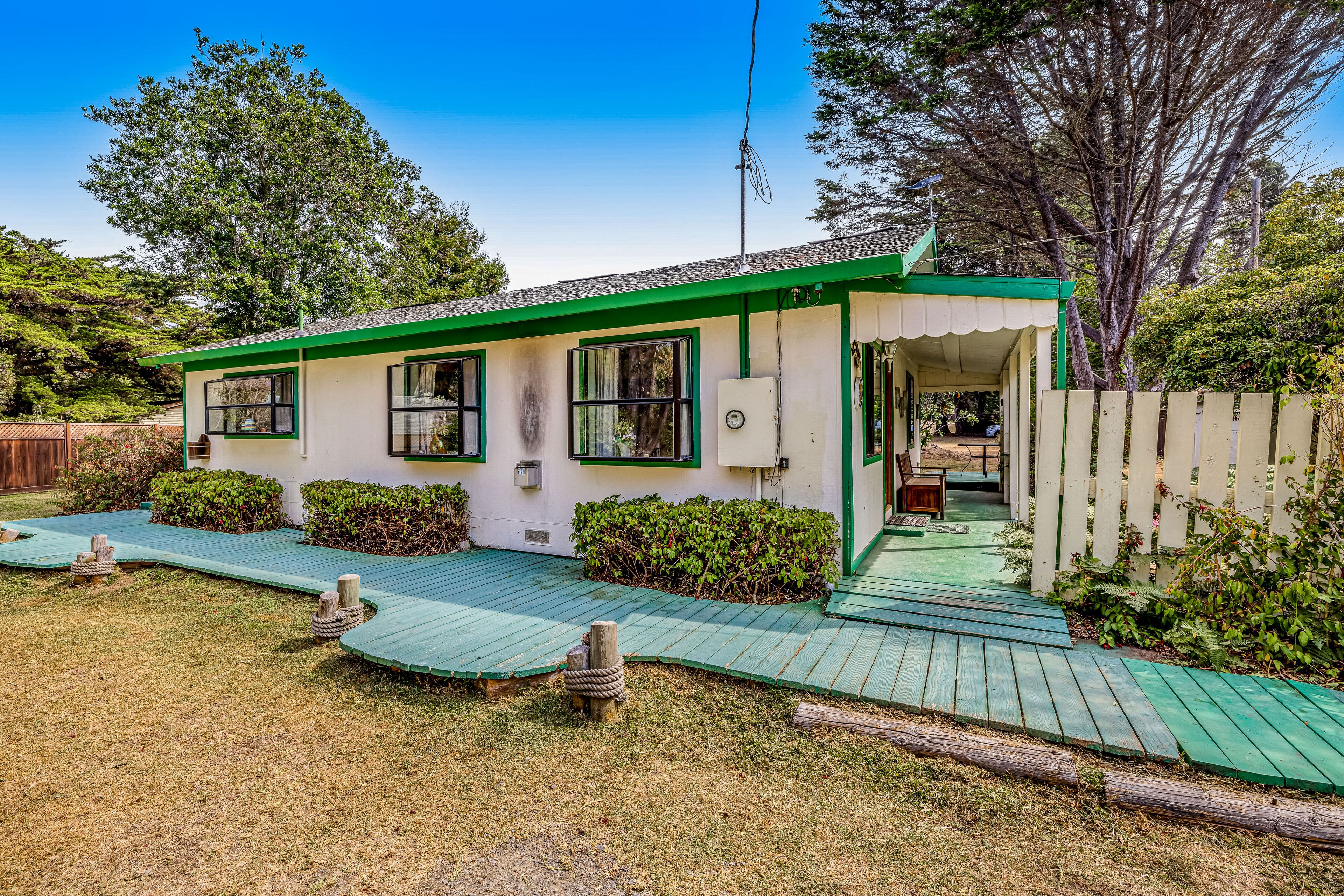 Cute cabin with sand dune access - dog-friendly
