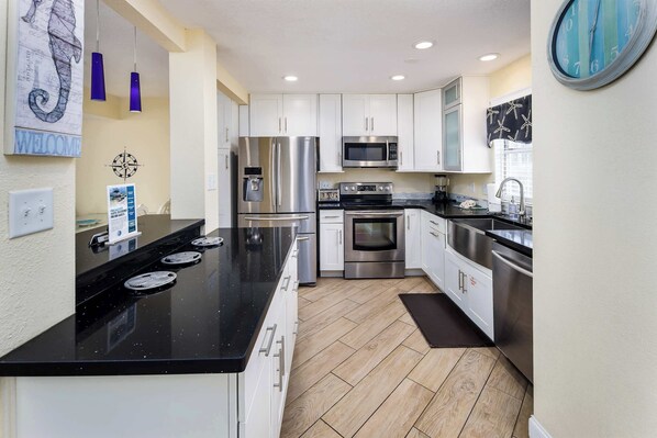 Fridge, microwave, oven, stovetop - 356 Billfish 7 Pet friendly townhome by the beach (Fort Walton Beach)