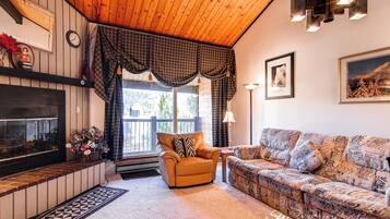 Een televisie en een open haard