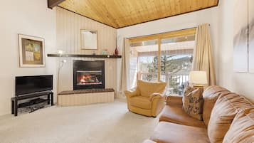 Een televisie en een open haard