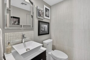 Secador de pelo y toallas