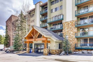 Exterior - Recently Remodeled Bright and Spacious End Unit. Walk to Town/Slopes! TE510 (Breckenridge)
