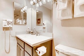 Combined shower/tub, hair dryer, towels