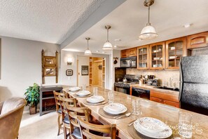 Fridge, microwave, oven, stovetop - Recently Remodeled Bright and Spacious End Unit. Walk to Town/Slopes! TE510 (Breckenridge)