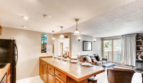 Interior - Recently Remodeled Bright and Spacious End Unit. Walk to Town/Slopes! TE510 (Breckenridge)