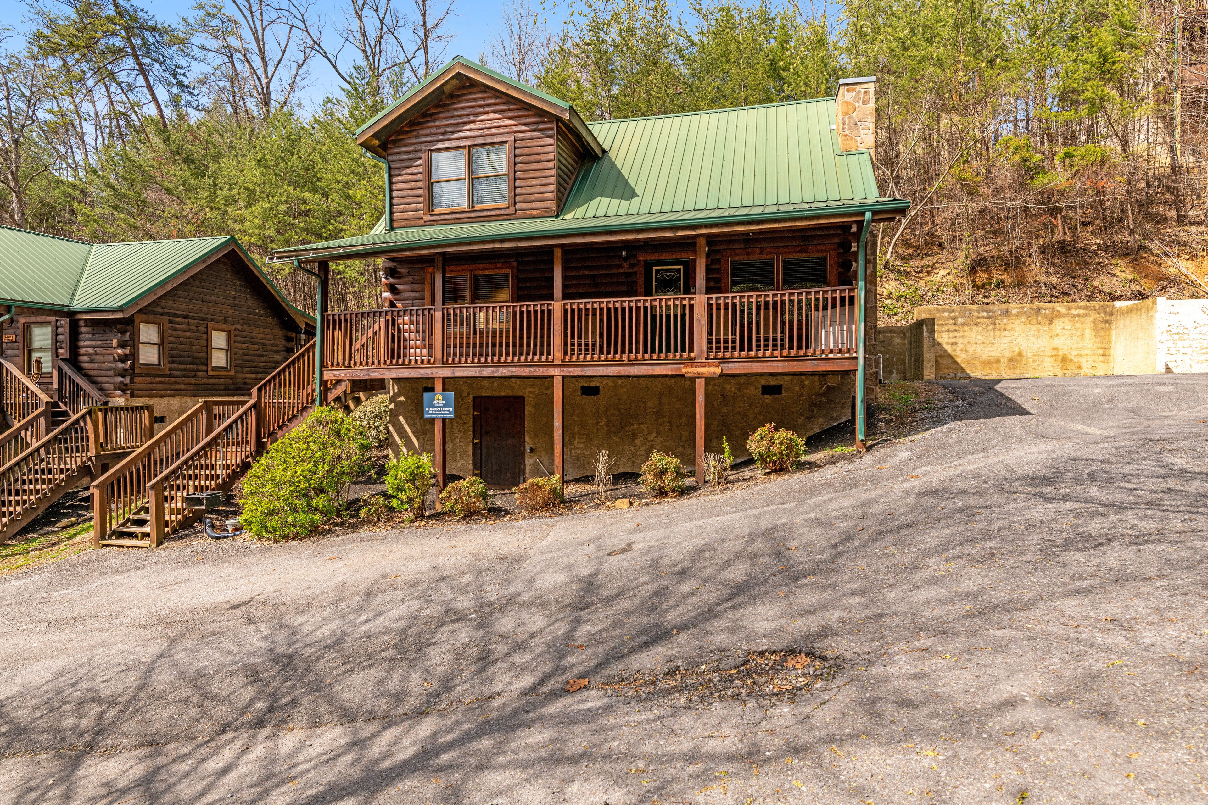 Split-Level Log Cabin with Game Room & Hot tub - Seasonal Pool Access