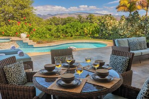 Outdoor dining - Elegant Kamilo Home - Private Pool, Guest House, Gym Access (Kamuela)