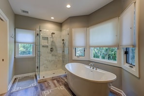 Shower, towels - 4 bedroom/4.5 bathroom home with private pool, screened in porch, golf views (Hilton Head)