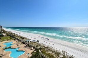 On the beach - Spacious 4-bedroom beachfront end unit w/private balcony! (Destin)