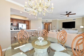 Dining - Spacious 4-bedroom beachfront end unit w/private balcony! (Destin)