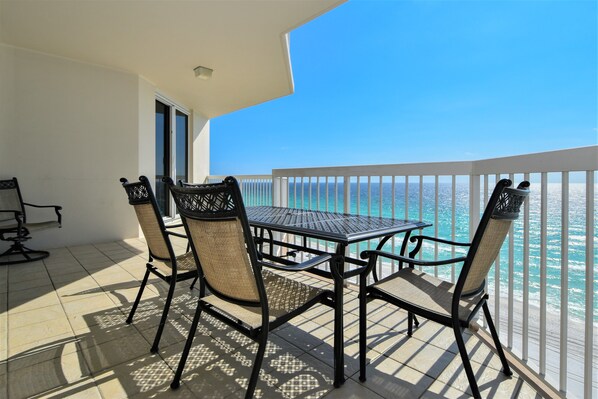 Outdoor dining - Spacious 4-bedroom beachfront end unit w/private balcony! (Destin)