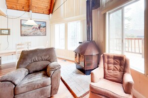 TV, peis, DVD-spiller og filmbibliotek