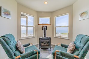 Interior - Gorgeous oceanfront estate with amazing views & hot tub - steps to quiet beach (Brookings)