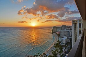 Property grounds - LUCKY YOU! Breathtaking Ocean and Diamond Head Views! Steps to Beach! Parking (Honolulu)