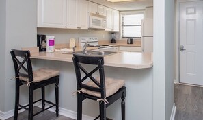 Réfrigérateur, micro-ondes, lave-vaisselle, cafetière/bouilloire