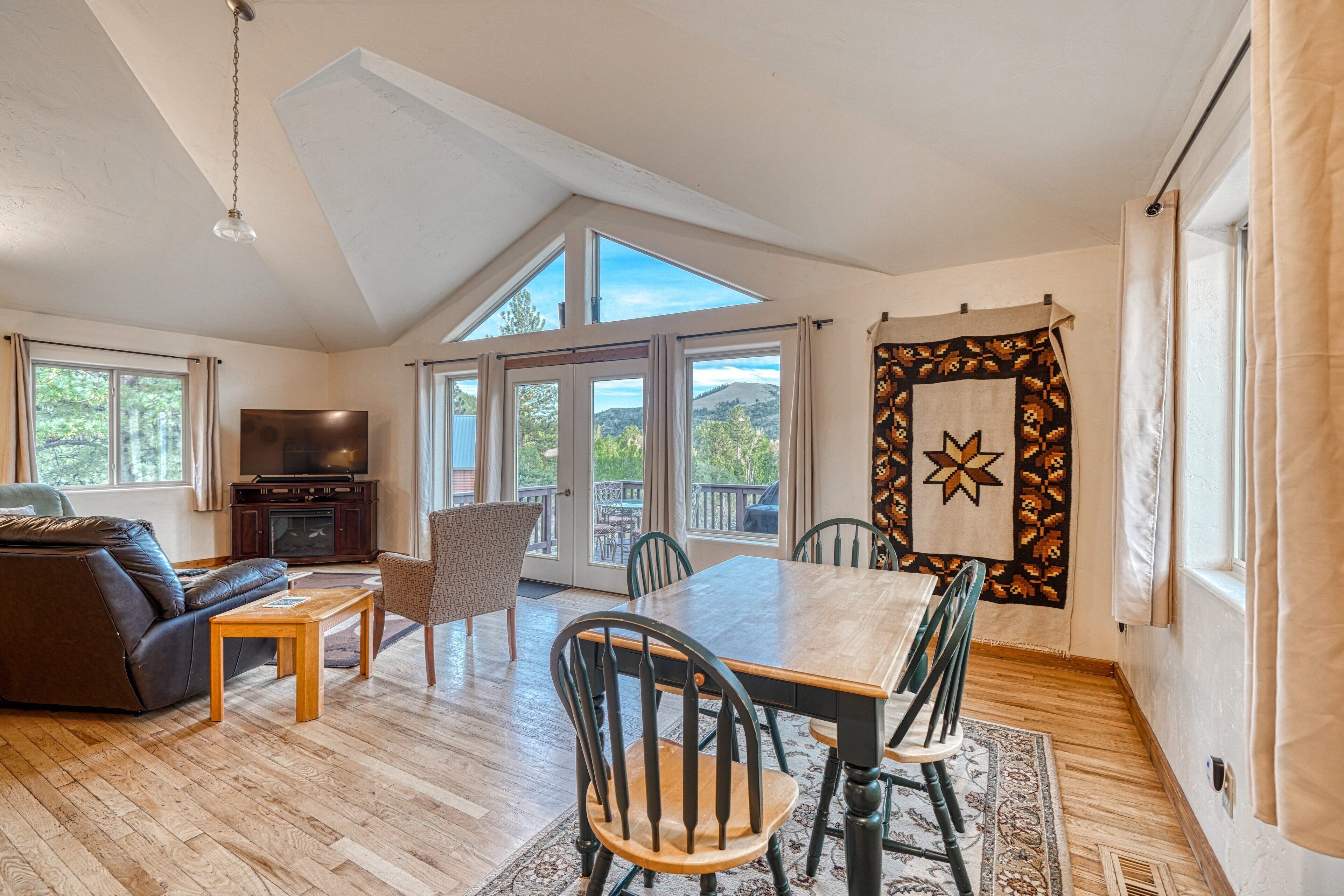 Smart TV, chimenea y libros 