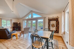 Una Smart TV, una chimenea, libros