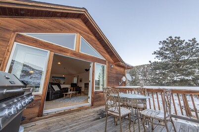 Close to Monarch and Salida with Mountain Views from the Hot Tub