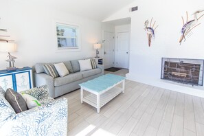 TV, DVD player - GULF FRONT! Pet Friendly! Beach Cottage 30A- Dune Allen Beach (Santa Rosa Beach)