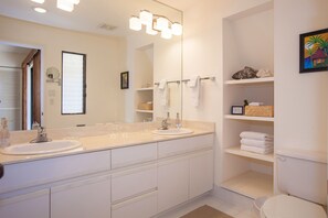 Combined shower/bathtub, hair dryer, towels