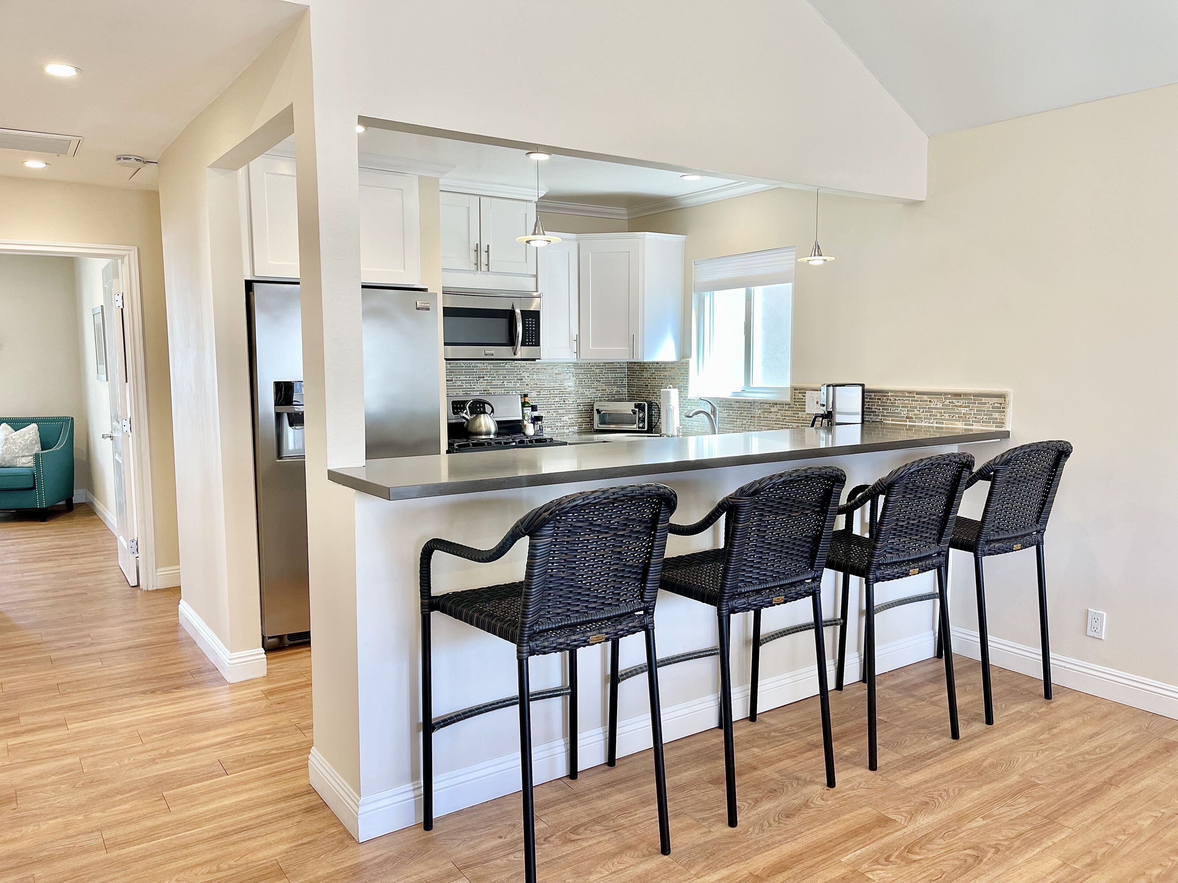 ثلاجة، ميكروويف، غسالة أطباق، ماكينة لصنع القهوة/الشاي