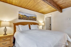 2 bedrooms, iron/ironing board, free WiFi, bed sheets - Central Aspen Condo - Prime Price and Location (Aspen)