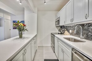Fridge, microwave, oven, stovetop - Central Aspen Condo - Prime Price and Location (Aspen)