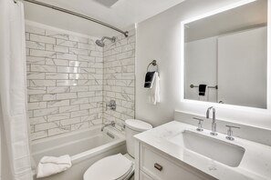 Combined shower/tub, hair dryer, towels - Central Aspen Condo - Prime Price and Location (Aspen)