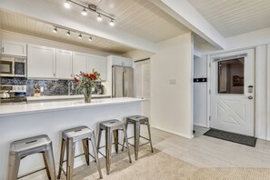 Fridge, microwave, oven, stovetop - Central Aspen Condo - Prime Price and Location (Aspen)