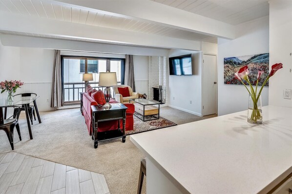 TV, fireplace - Central Aspen Condo - Prime Price and Location (Aspen)