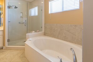 Shower, towels - Family favorite, Gulf Front, "Breen House" on Dune Allen Beach (Santa Rosa Beach)