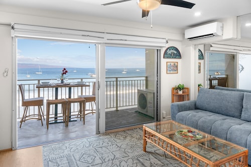 New Listing! Heart of Lahaina, an Oceanfront stay
