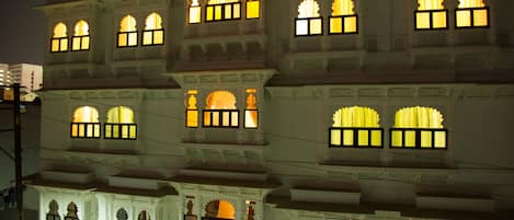 Majoituspaikan julkisivu illalla/yöllä