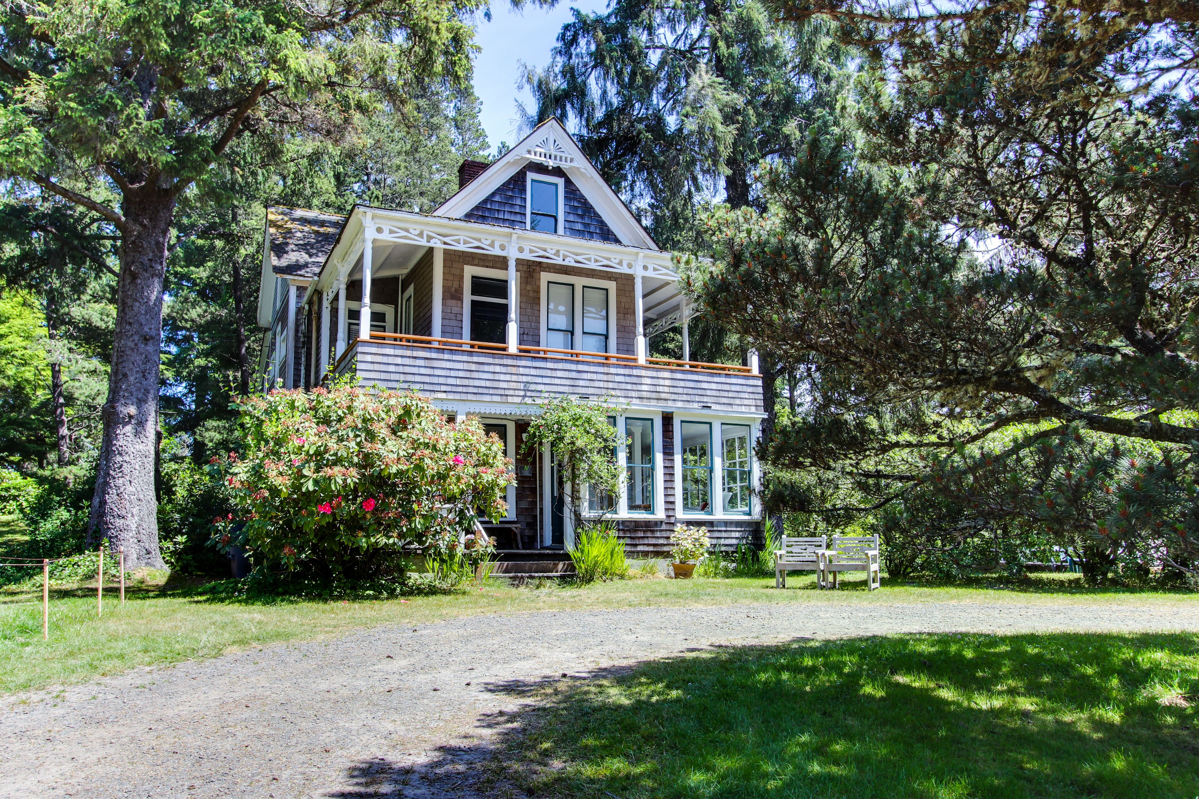 Historic home on one acre meadow, near beach & golf - dog-friendly